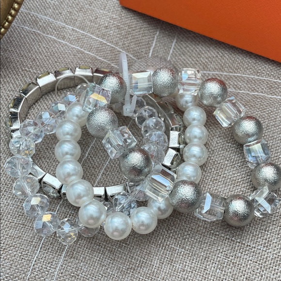 🌟♥️Silvertone Bling and Pearl Beaded Stretch Bracelets Set of 4 🌟♥️NEW - Picture 3 of 4